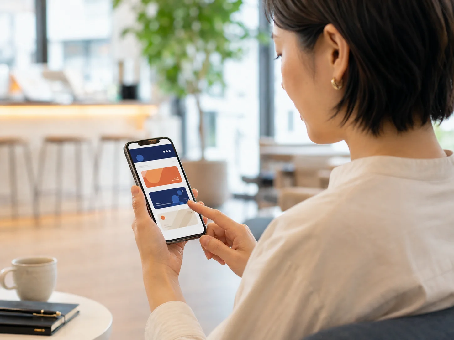 スマートフォンでPWAを利用している女性